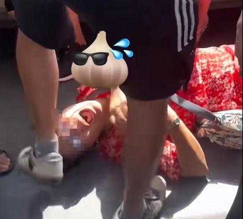 大妈地铁要求年轻人让座,被另一大妈怼后倒地大哭他们凭什么爱你啊