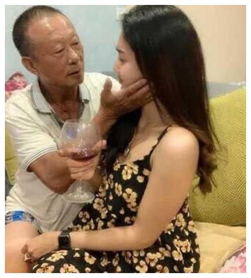 70岁中国大爷娶30岁柬埔寨妻子,结婚8年仍非常恩爱