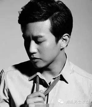 三十岁男人偏分头发型打造帅气时尚潮男