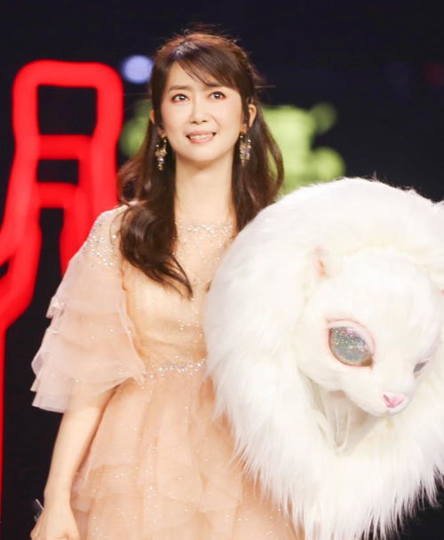 孟庭苇重返歌坛,吃素20年容貌不变似少女,50岁风采不减当年