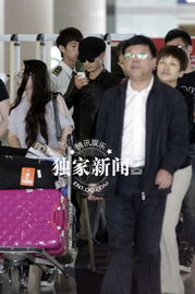 黄晓明亮相酷劲十足狂玩手机自摆搞怪表情