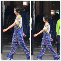 尴尬了郑爽穿背带裤现身街头,碎花图案秒变大妈