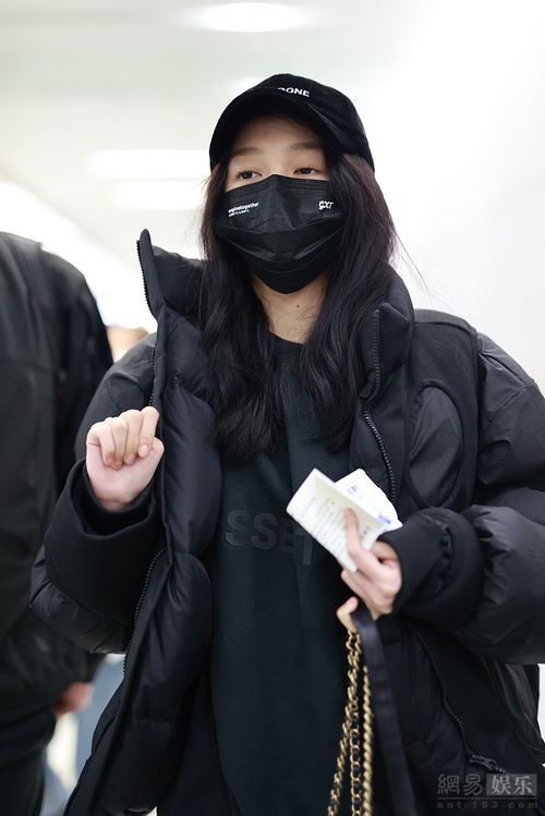 关晓彤穿紧身牛仔裤长腿吸睛表情呆萌可爱