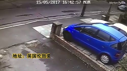 监控拍下女子遭飞车抢包贼拖行数百米