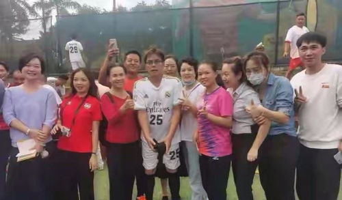 70岁谭咏麟球场遭围堵被一群大妈包围合影,动作拘谨表情太尴尬