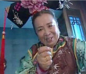 容嬷嬷有多善良明明是扎紫薇,却将针尖对着自己扎了满手血