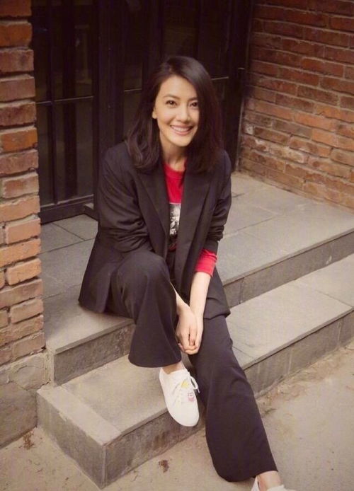 气质女神高圆圆美得太出众一袭粉裙配披肩长发,哪像40岁的辣妈