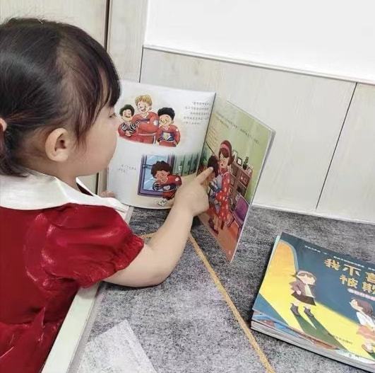 爸爸从小培养女儿3个不好惹的特质,女儿去哪里都没人敢欺负