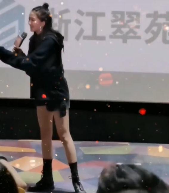 终于逮到关晓彤没开长腿特效的生图,的确很长,但腿型却一言难尽
