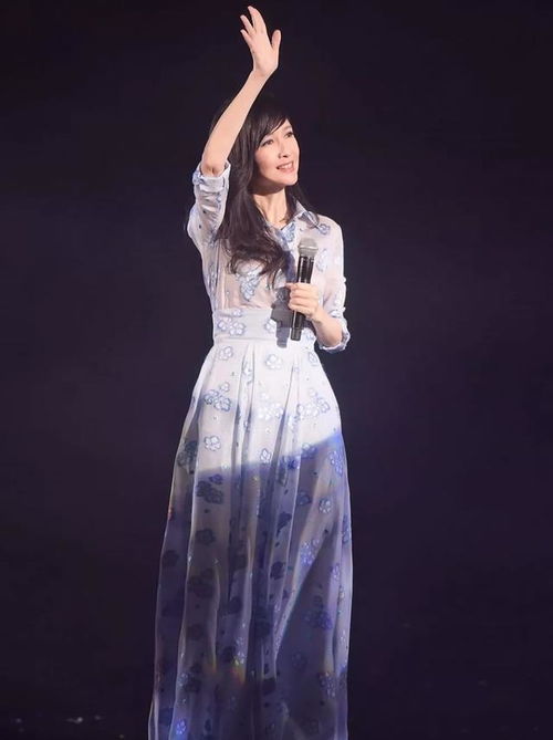 53岁周慧敏真是不老女神腰身比少女还纤细,黑色连衣裙美哭了