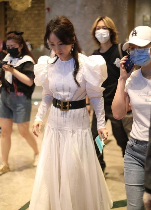 杨钰莹生图状态也挺好,穿泡泡袖长裙甜美减龄,气质还像个小姑娘