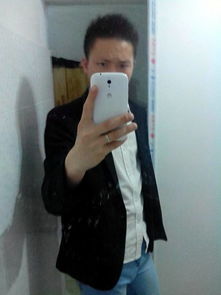 30岁的男人,如何穿着打扮像是30岁的男生,现在就是天天淡蓝色牛仔裤,白t血,白色运动鞋,胡子每