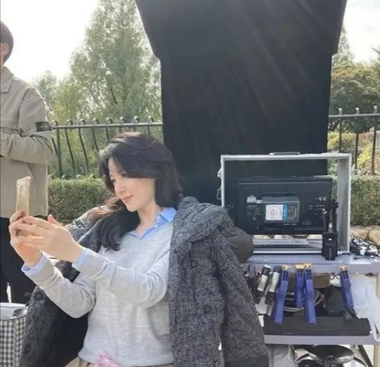 李英爱晒自拍,49岁不修图依旧美成少女五官活似翻版林青霞