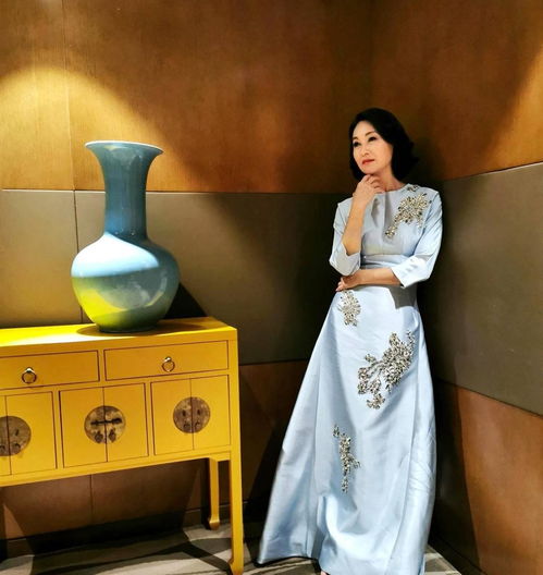 60后惠英红不服老,一字肩亮钻裙短发优雅端庄,涂红唇美艳迷人