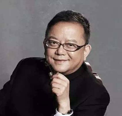 王刚三婚娶娇妻,60岁老来得子,看似人生圆满,实则令人担忧