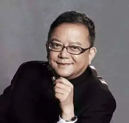 王刚三婚娶娇妻,60岁老来得子,看似人生圆满,实则令人担忧