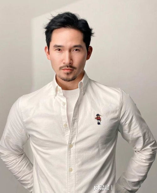真正有格调的40岁男人,很少戴金链打耳洞,换成这些更高级体面