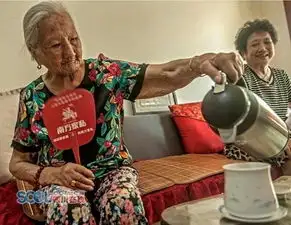 103岁银行退休工每天数钱找感觉