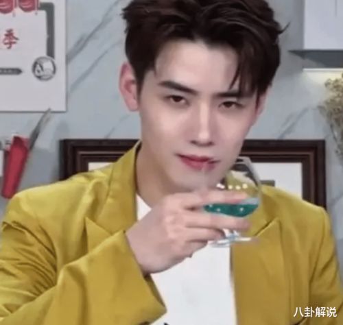 任豪贵族气息藏不住直播把漱口水喝成了红酒,表情拿捏太到位了