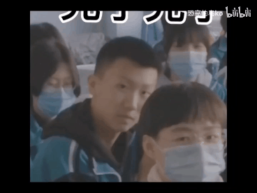 不知所措最新代言人课间打闹被老师看到后表情一秒十个慢动作