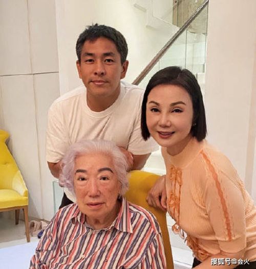 97岁富婆余宝珠与家人聚餐,头发花白眉毛粗黑,皮肤紧致精神抖擞