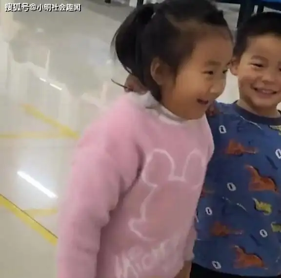 山东两名小孩在公共场合大声吵闹,女子出言教训,反遭重伤