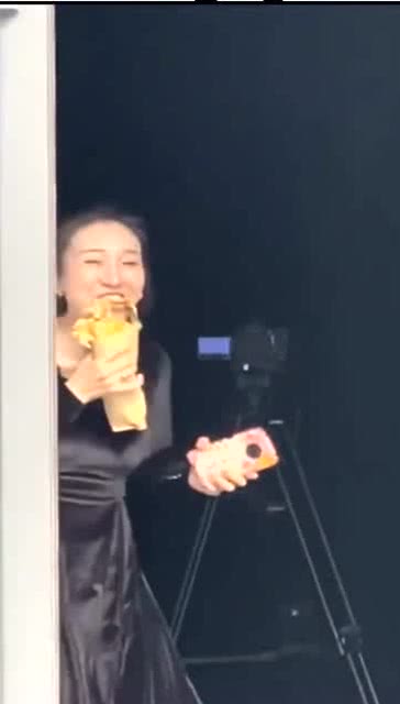 一不小心拍下了美女吃面包的表情