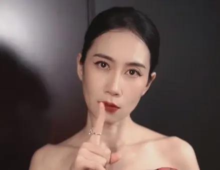 多次主演不红的她,46岁被王志文带火,现实中竟如此漂亮