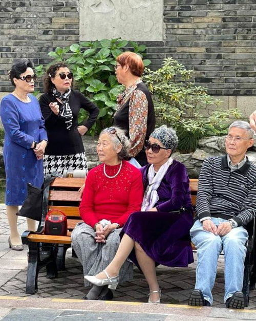 56岁大妈二婚老伴退休金9000,再婚后才发现他的钱只能看不能花