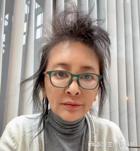 60岁李勤勤上热搜收养周海媚爱犬,和狗互动画面曝光,留言泪崩