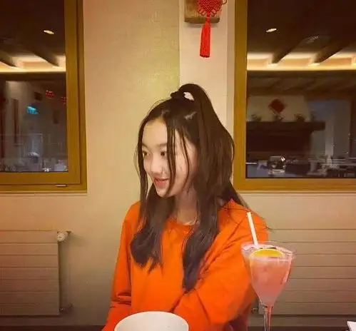 李嫣儿童节晒个性照,改掉签名和头像,放话请收起你的偏见