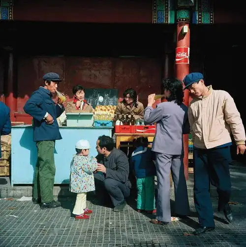 看到39年前摄影师偷拍的孩子,才明白为什么如今的孩子这么容易抑郁