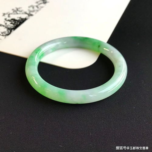 翡翠手镯戴上手后取不下来怎么办