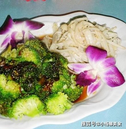 炒金针菇时加一宝,女性常吃,排便瘦身,润发养发,身体更健康西兰花