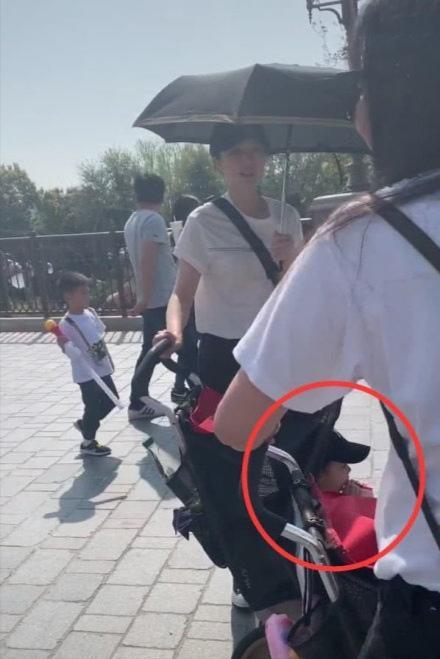 高云翔仍被限制出行,董璇独自带女儿游迪士尼,素颜低调气质好