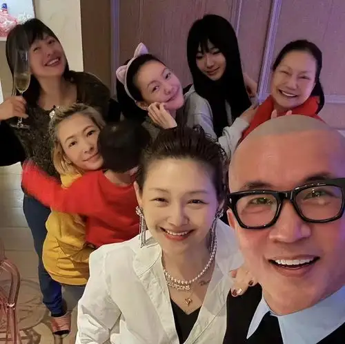 大s去世第10天,s妈连发4条动态悼念,用开心头像惹人质疑