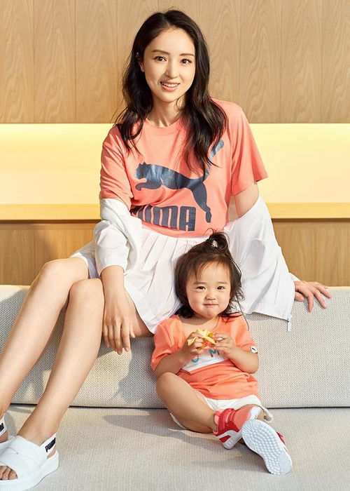 董璇和女儿拍摄母亲节写真,女儿甜美可爱,唯独没有爸爸的身影