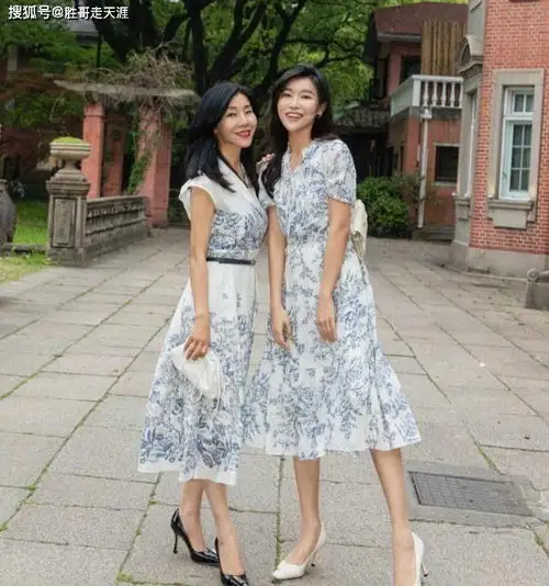 50岁女人怎么穿不显老不扮嫩的4个公式,照着用就时髦减龄