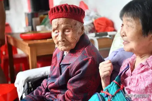 最牛00后迎来121岁老人迎来生日六世同堂膝下子孙后人百余名