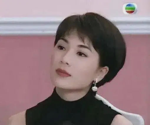 张可颐年轻时候冷艳,50多岁的她优雅女人且气场十足