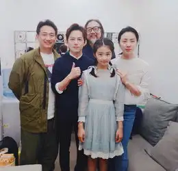 黄磊晒多多剧照,多多一颦一笑都情感丰富,在后台与妹妹深情相拥