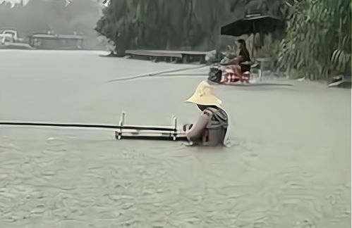 江苏2名男子暴雨中钓鱼,水过腰部仍纹丝不动,网友是个狠人