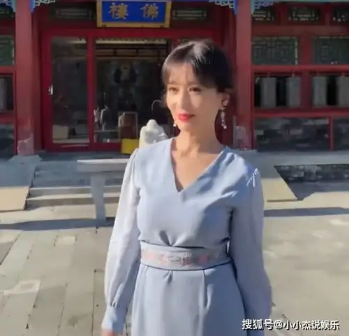66岁的赵雅芝现身景区,身材曼妙还留着空气刘海岁月从不败美人