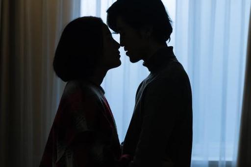 男人你要懂,一个对你动情的女人,会这4个时刻给你机会