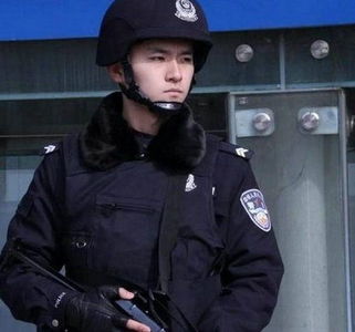 南京火车站暴帅特警走红网络1