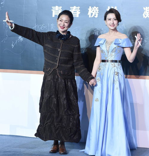 60岁倪萍瘦出尖下巴,穿套裙尽显身材气质,皱纹也藏不住风韵