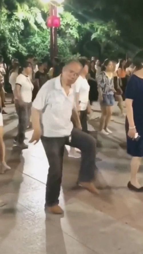 让大妈不放心的大爷,广场舞上的王者,表情姿势让人黯然销魂