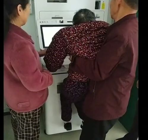 心酸老人冒雨用现金交医保被拒老年人正被互联网抛弃