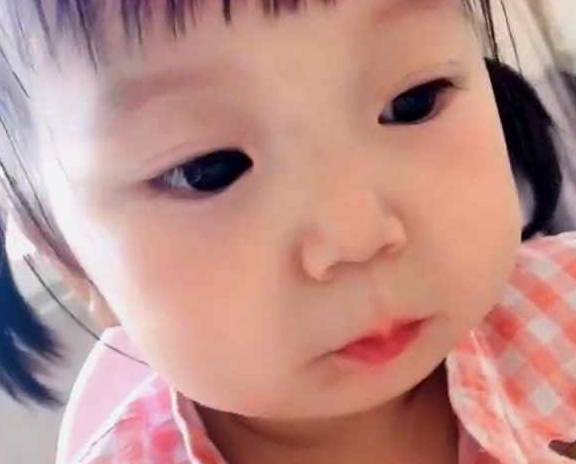 萌宝被妈妈打屁股,表情超委屈,网友样子好可怜啊