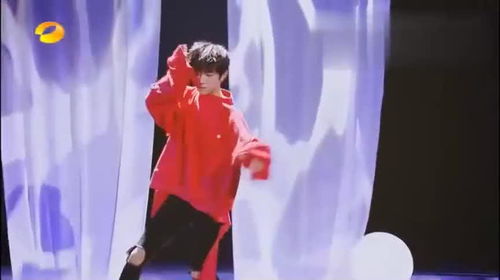 易烊千玺承包小狼狗的筷子腿,这个造型有点帅